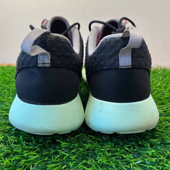 Nike Roshe Run FB Yeezy Black Pink Mint Mismatch - Picture 6 of 9